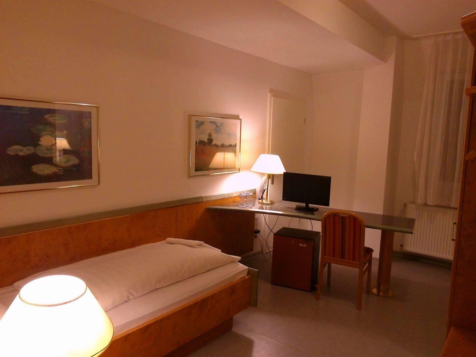 Willy Hotel Frankfurt Франкфурт на Майн Екстериор снимка