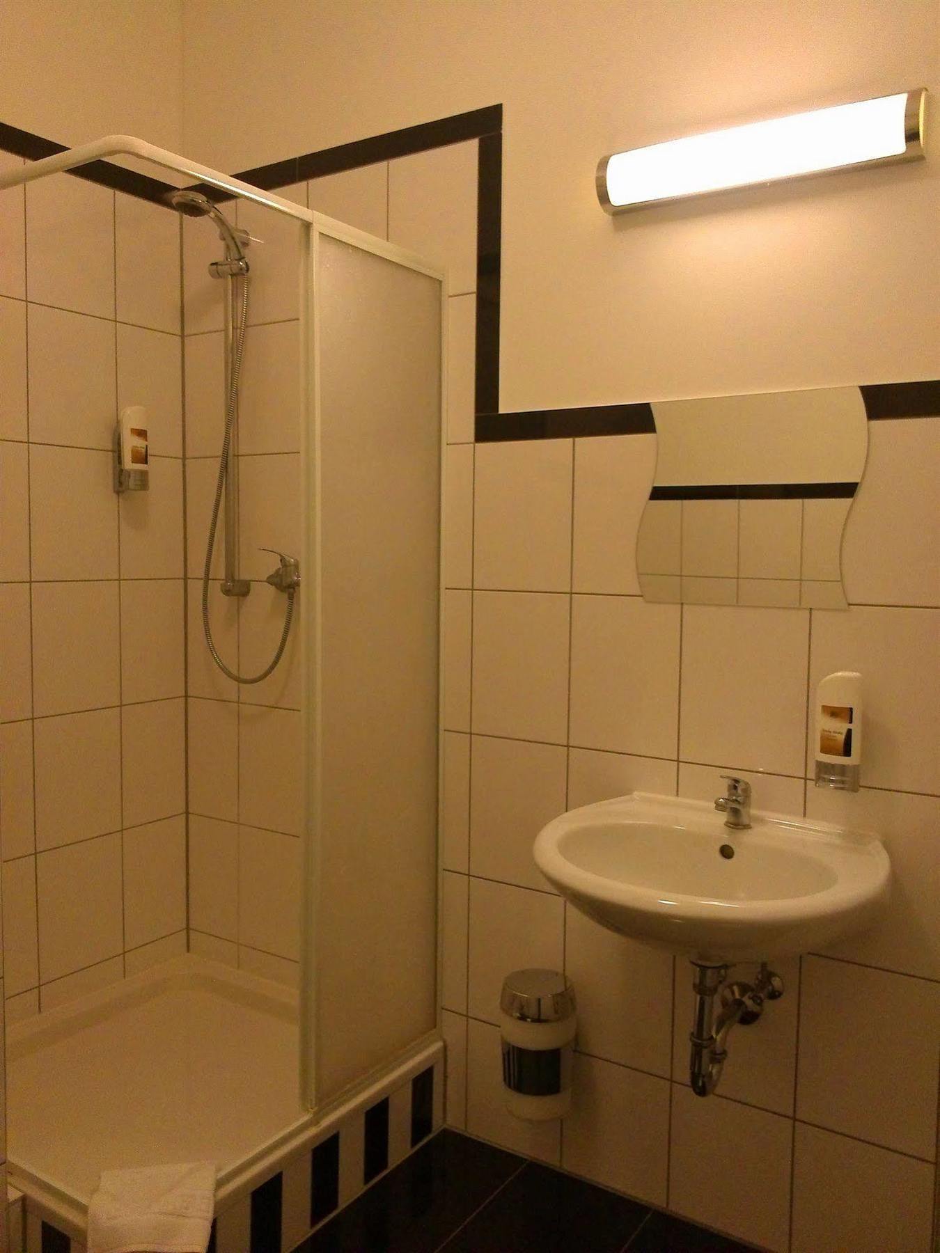 Willy Hotel Frankfurt Франкфурт на Майн Екстериор снимка