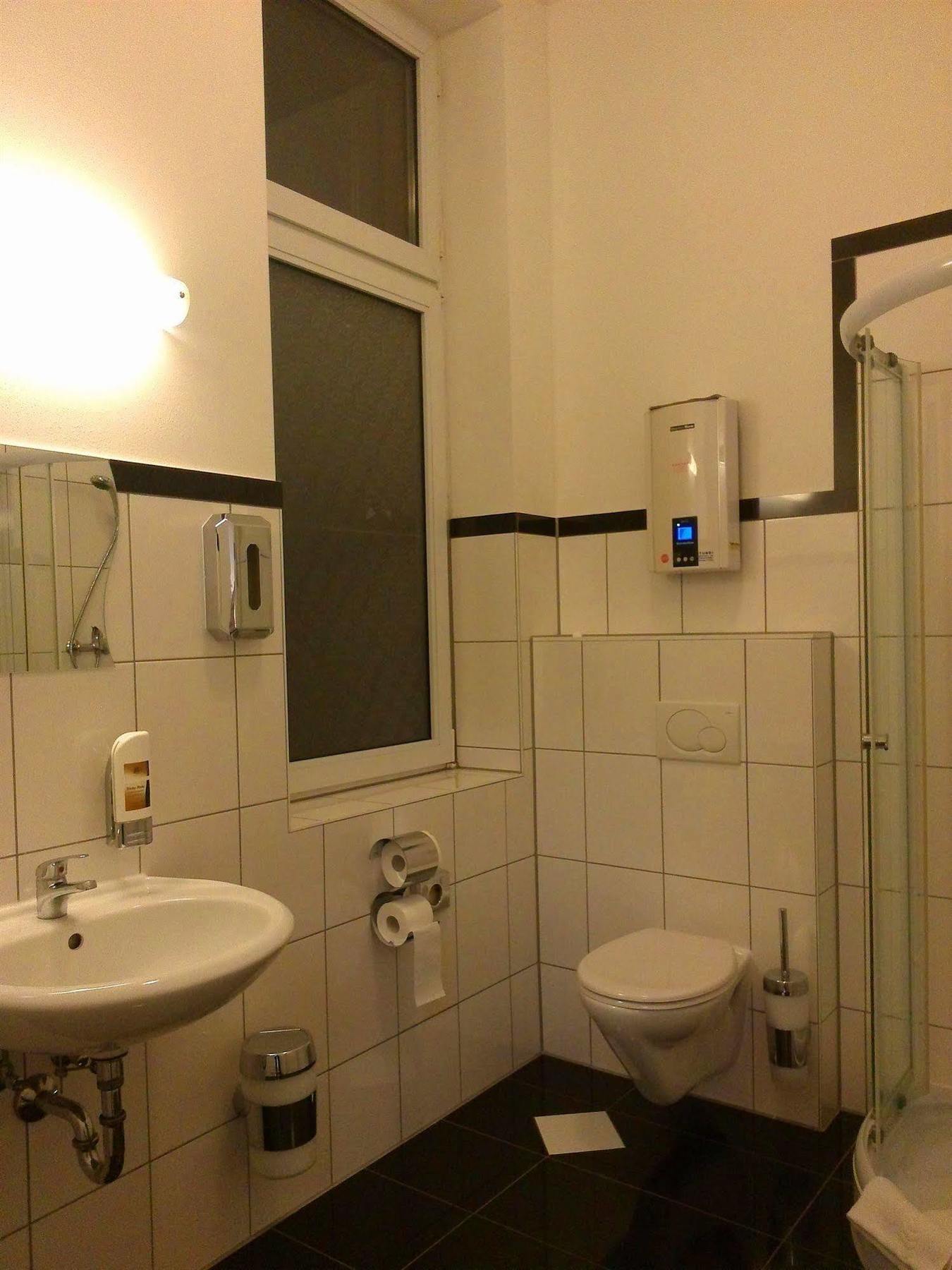 Willy Hotel Frankfurt Франкфурт на Майн Екстериор снимка