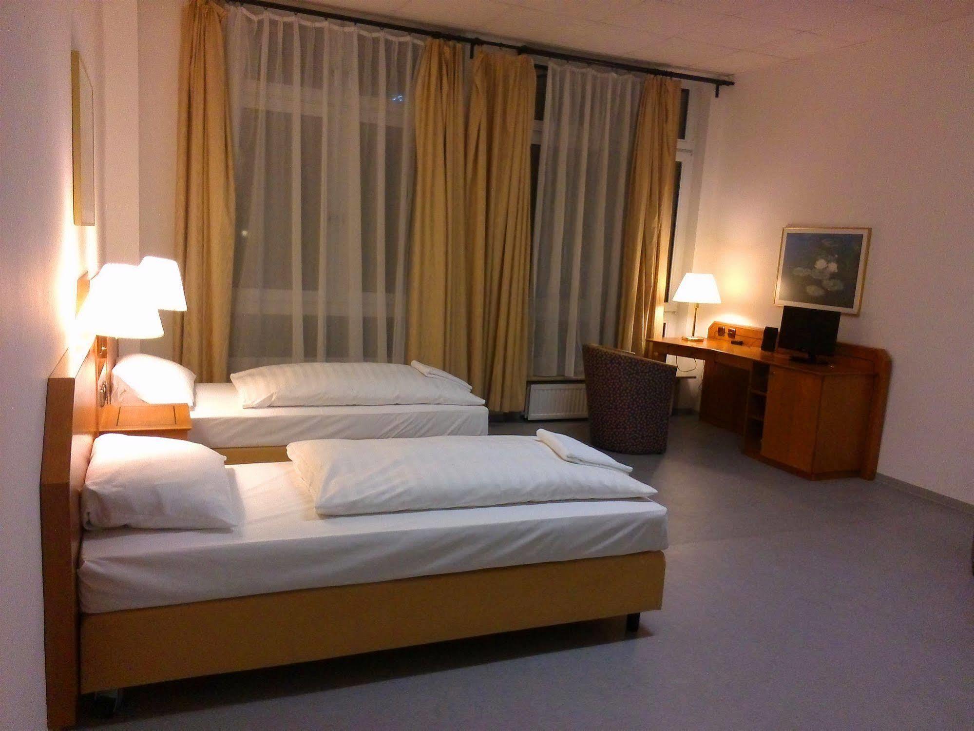 Willy Hotel Frankfurt Франкфурт на Майн Екстериор снимка
